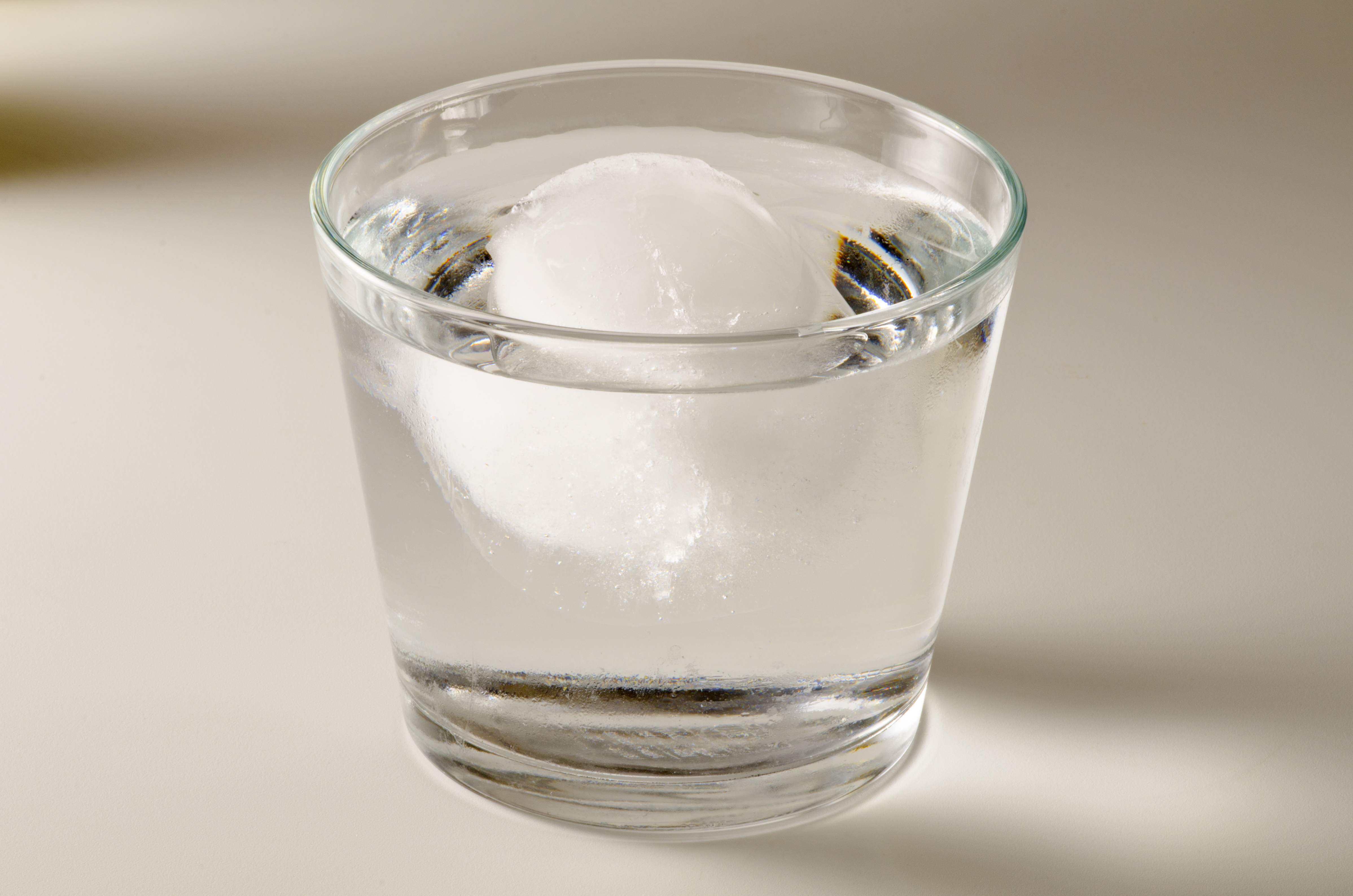 Лед всплывает в воде. Лед в стакане. Стакан воды со льдом. Вода лед в стакане плавает. Лед плавает в стаканчике с водой.